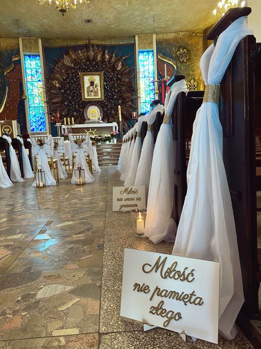 Slub kościół wesele  dekoracja lampiony tiule hymn miłości