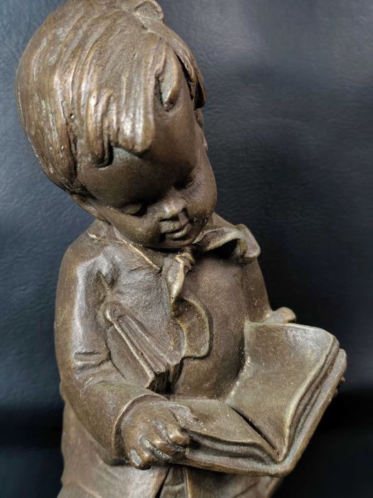 Figura Rzeźba Achatit "Lesender Junge"