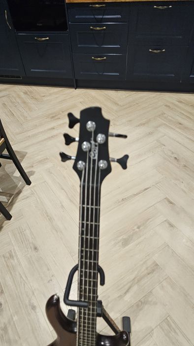 Gitara basowa CORT action V