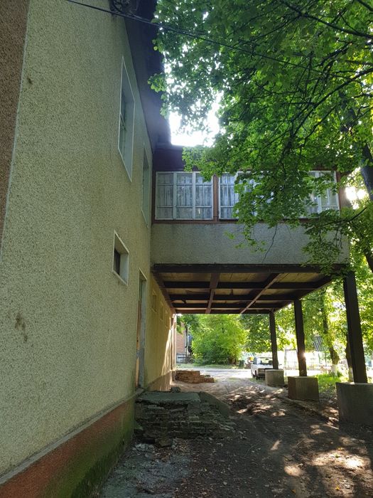 Двоповерхова будівля