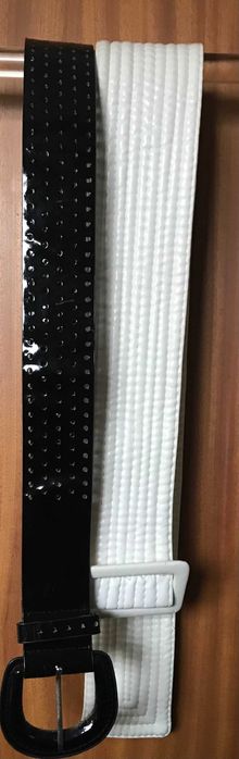 Cinto branco e cinto preto