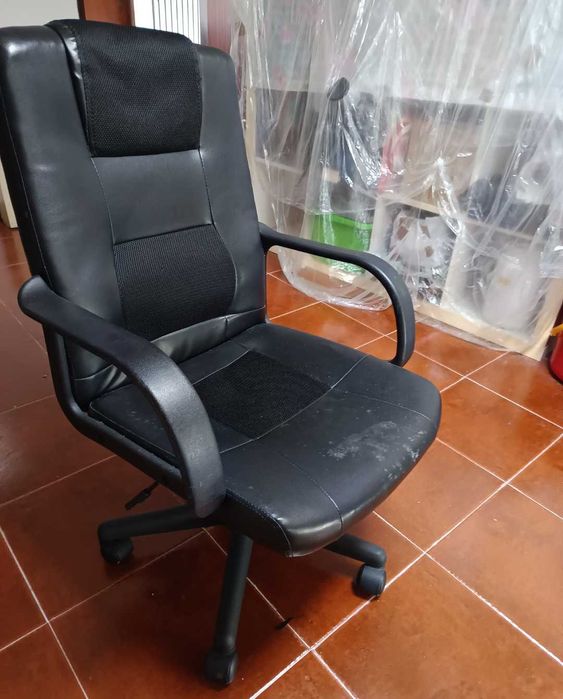 Office Chair with Wheels – Comfort and Functionality!64575288224515121