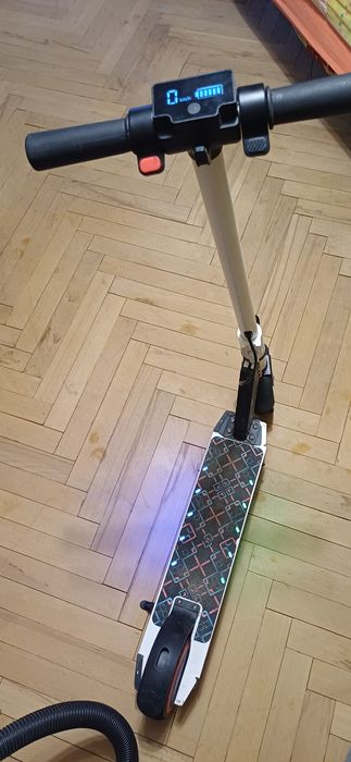 Дитячий електросамокат