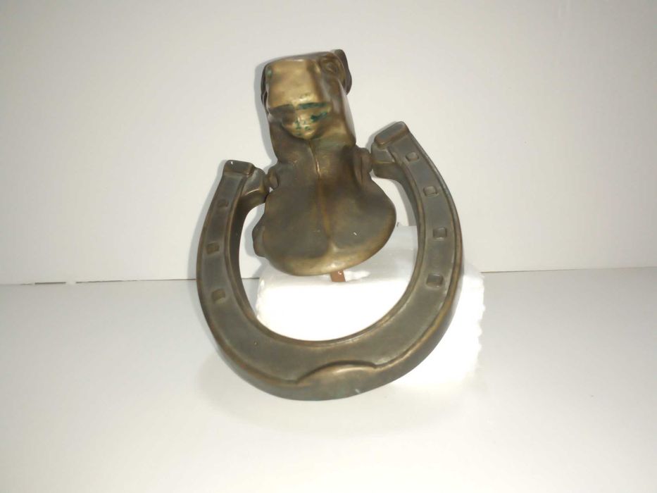 Batente de porta, em forma de cabeça de cavalo e ferradura, em latão