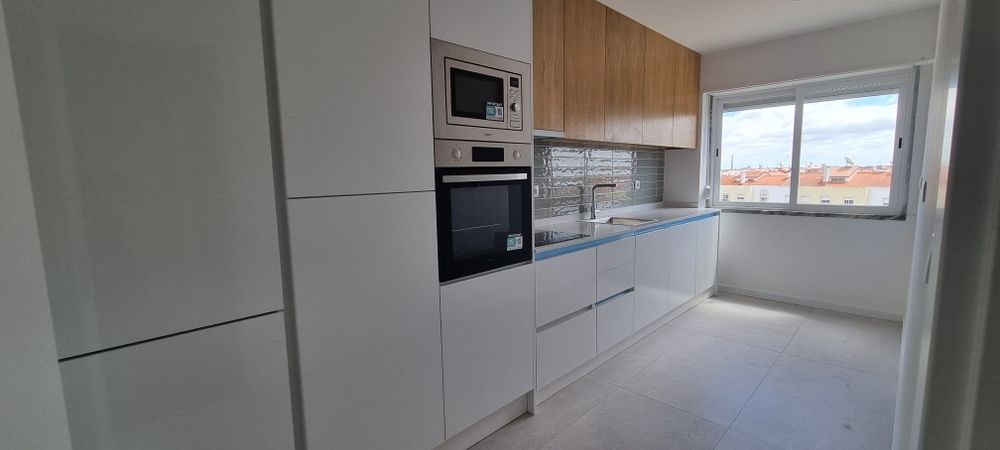 Vende-se  t2 remodelado Torre Marinha Arrentela