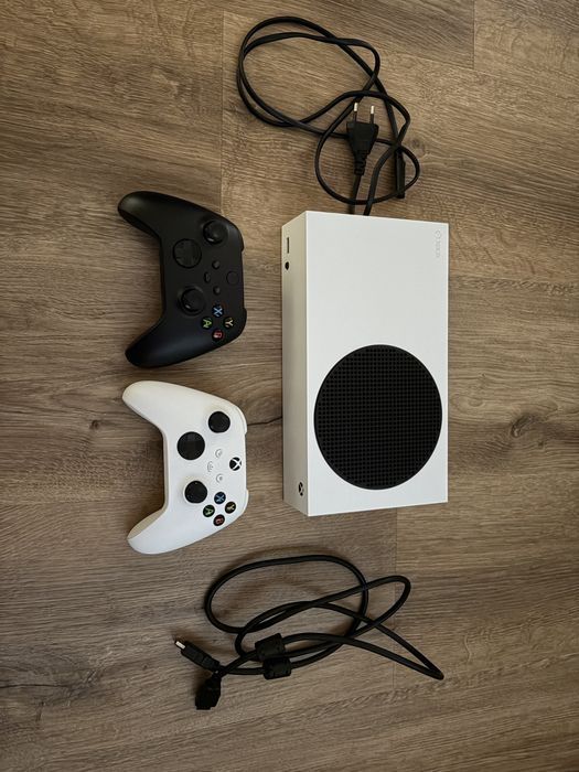 Konsola Xbox Series S 512GB + 2 pady, stan perfekcyjny