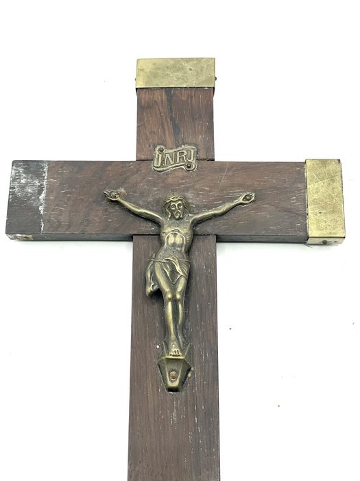 Crucifixo de parede em pau santo e prata