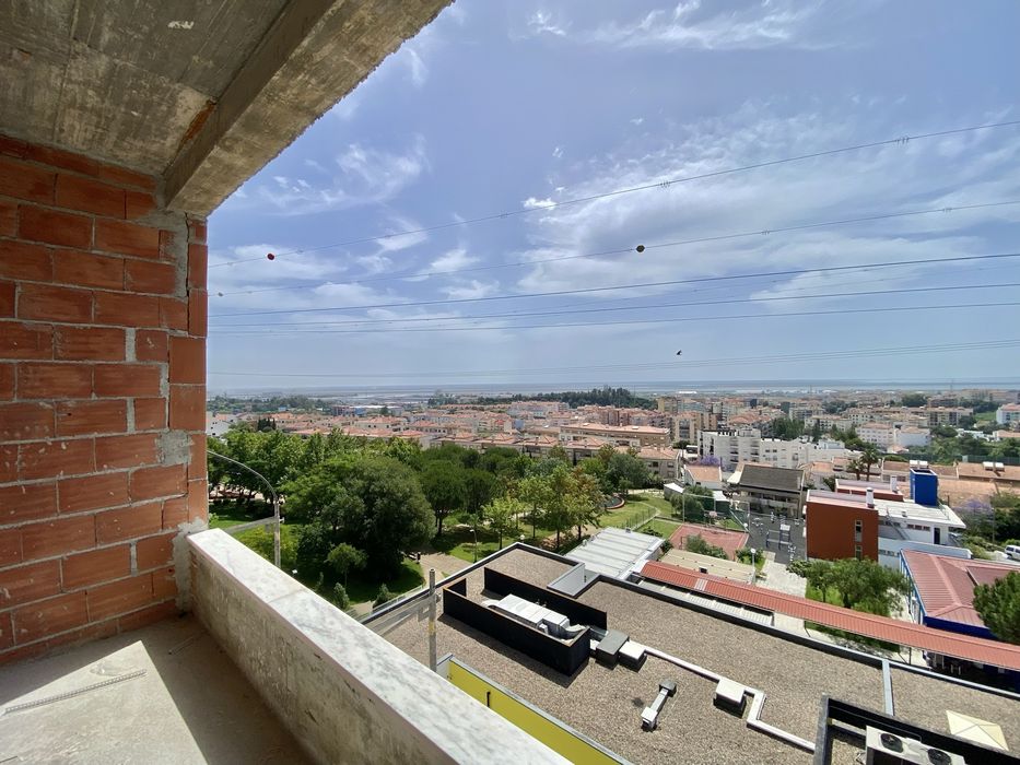 Apartamentos T3 novos, com varanda e parqueamento para 2 viaturas