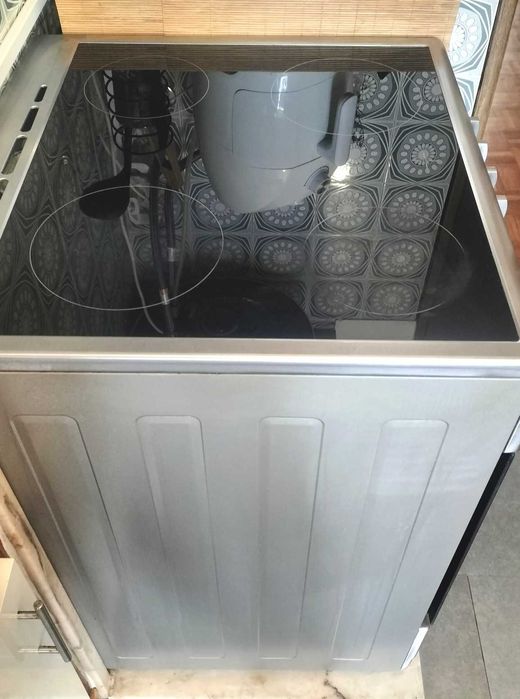 Fogão vitrocerâmico com forno elétrico Telefac