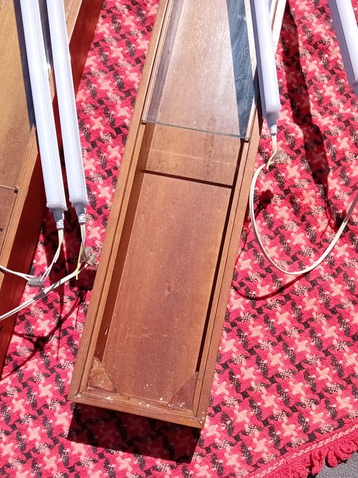 Prateleiras expositor em madeira para bebidas