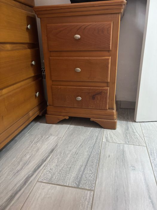 Cama de casal com roupeira, mesas de cabeceira, cómodo e espelho