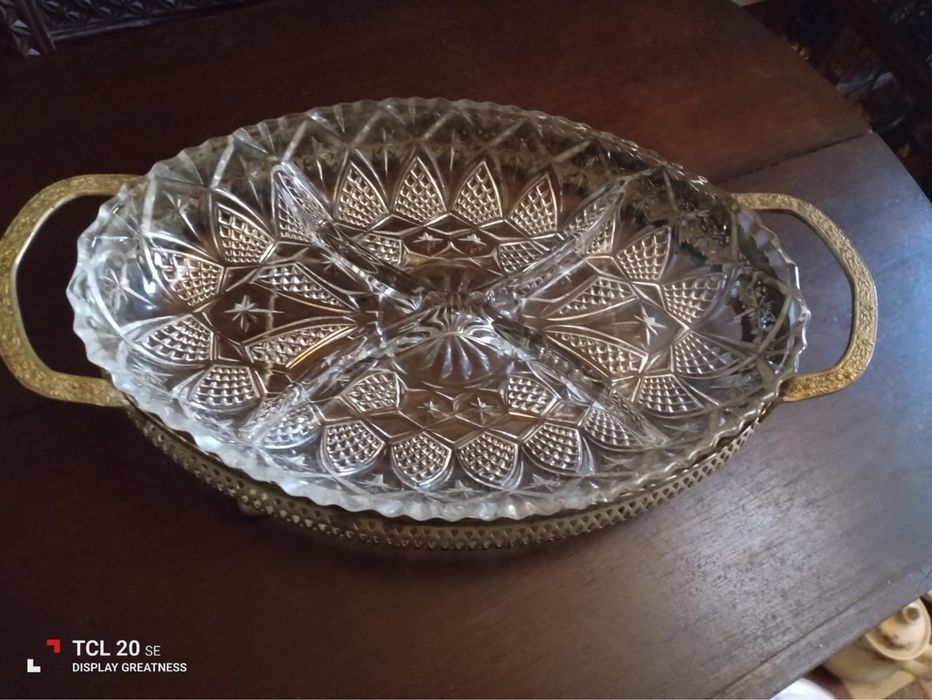 Tabuleiro para aperitivos em vidro lapidado e base em casquinha