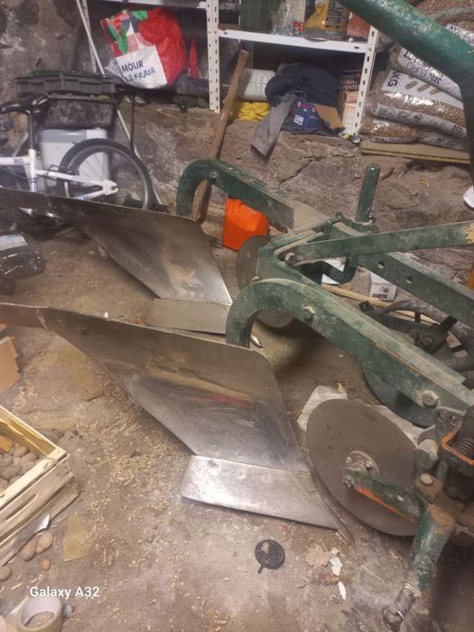 Продам 2-х корпусний плуг Massey-Ferguson 2по30