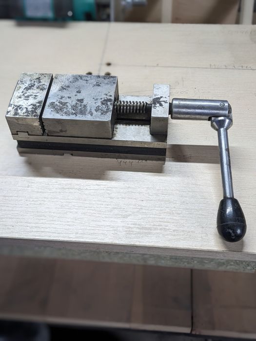 Лещата лекальні тиски .Торг.