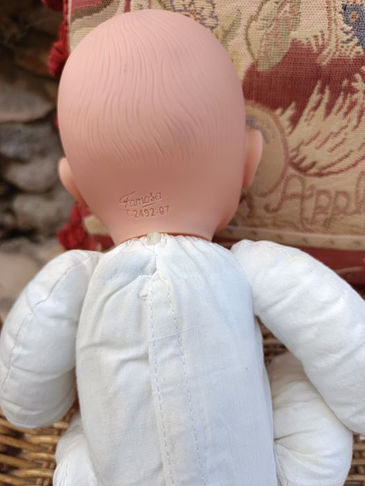 Boneca vintage Famosa  numerada:T-2492-07