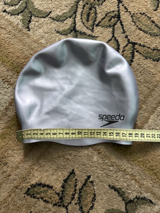 Срібляста силіконова шапочка для плавання бренду Speedo.