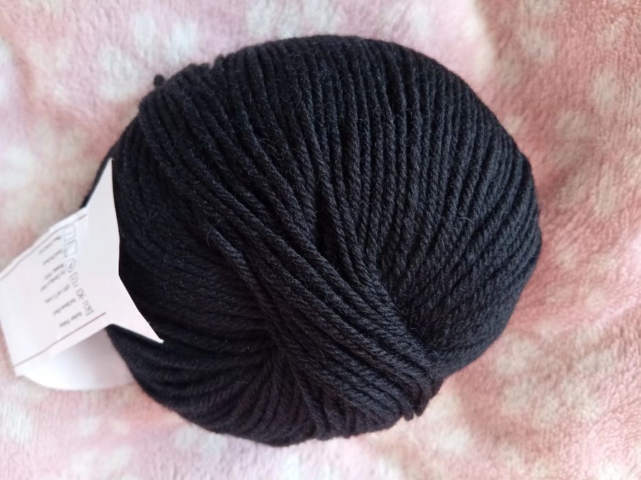 Czarna włóczka 70% wełna australijska.