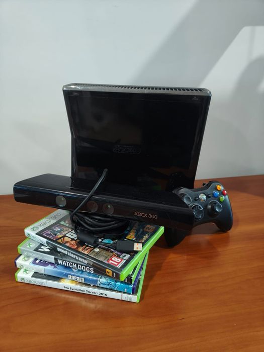 Xbox 360 com jogos e um comando