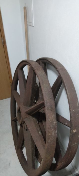 2 Rodas de ferro maciço antigas ,