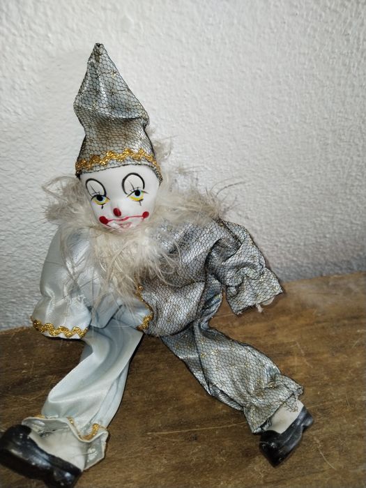 Palhaço com cara pés e mãos em porcelana, roupa em cetim e renda