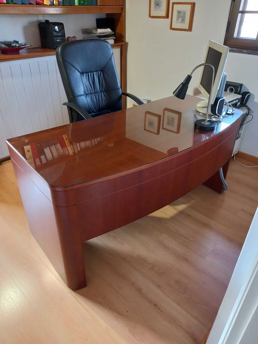 Secretaria executiva com cadeira
