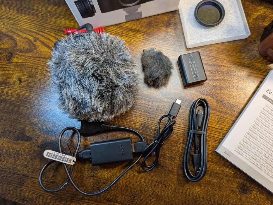 Sony ZV-E10 + 16–50mm + 2 mikrofony + akcesoria – stan jak nowy