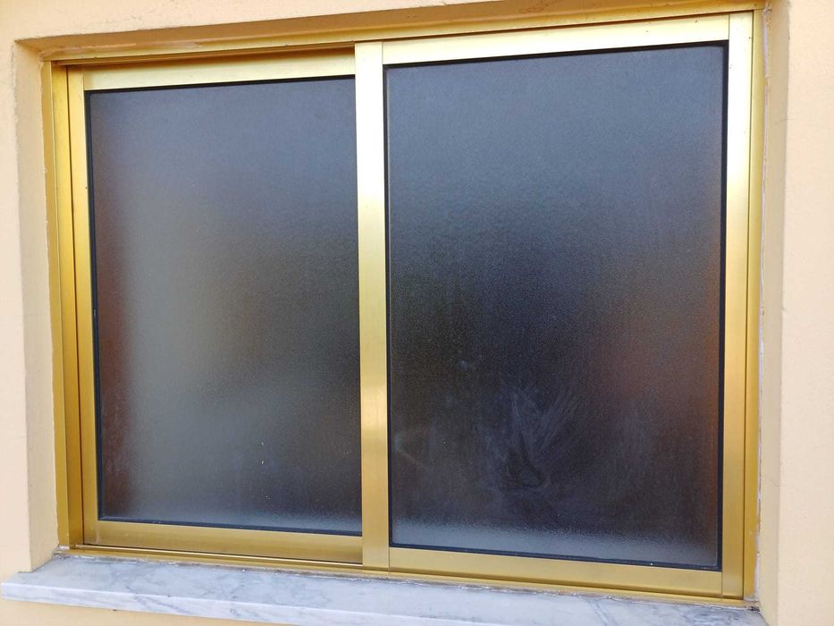 Janela de sacada de alumínio à cor dourada