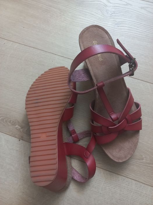 Sandały na koturnie 37
