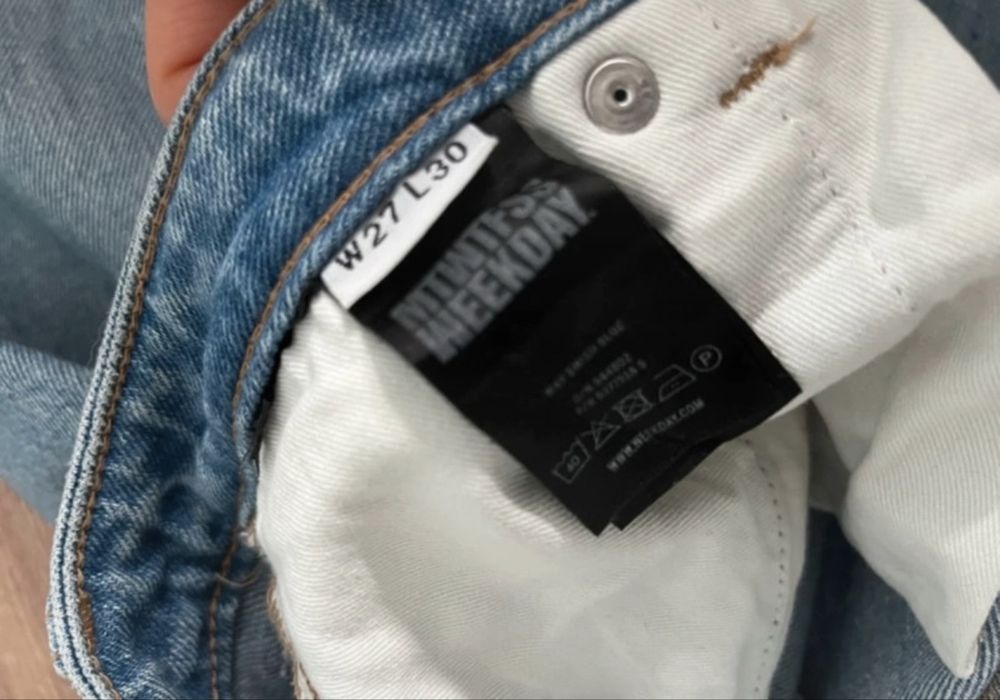 Spodnie jeansy z wysokim stanem proste dżinsy weekday