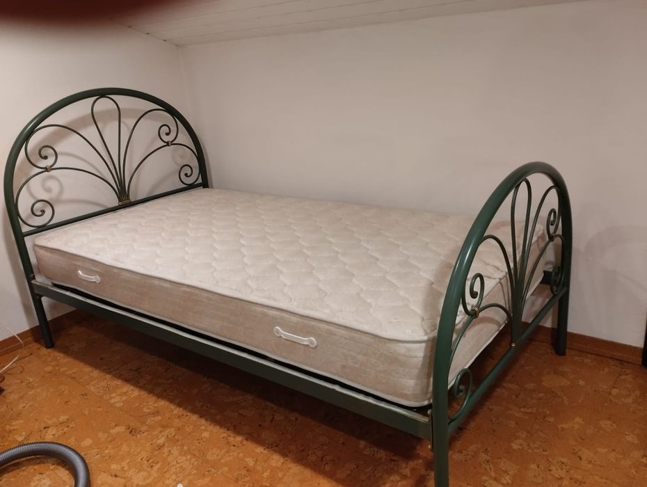 Cama de ferro com estrado e colchão