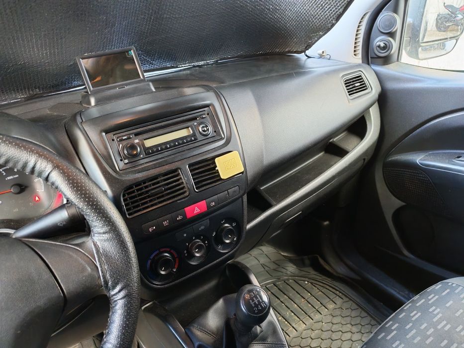 Opel Combo 1.3 Cdti de 2013 em bom estado