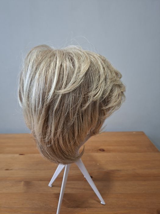 Blond peruka krótka