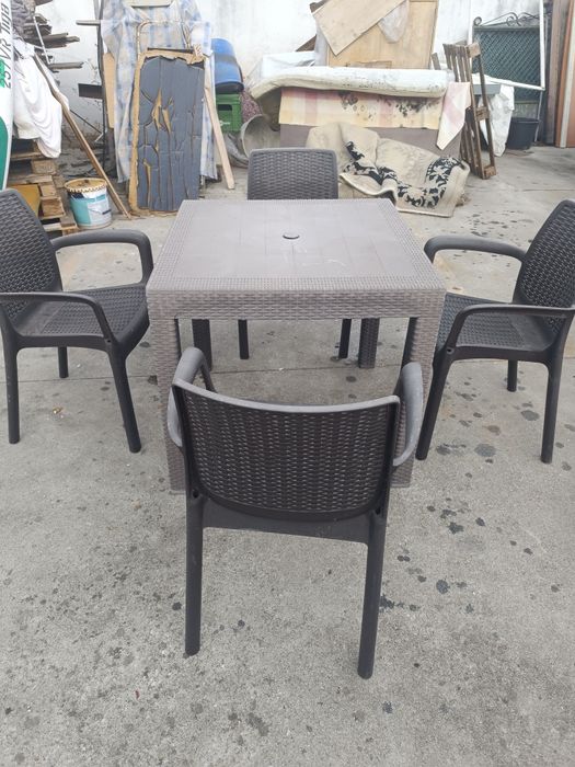 Mesa e cadeiras de jardim