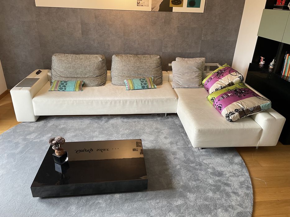 Sofa branco em ecopele: tem de ir buscar!