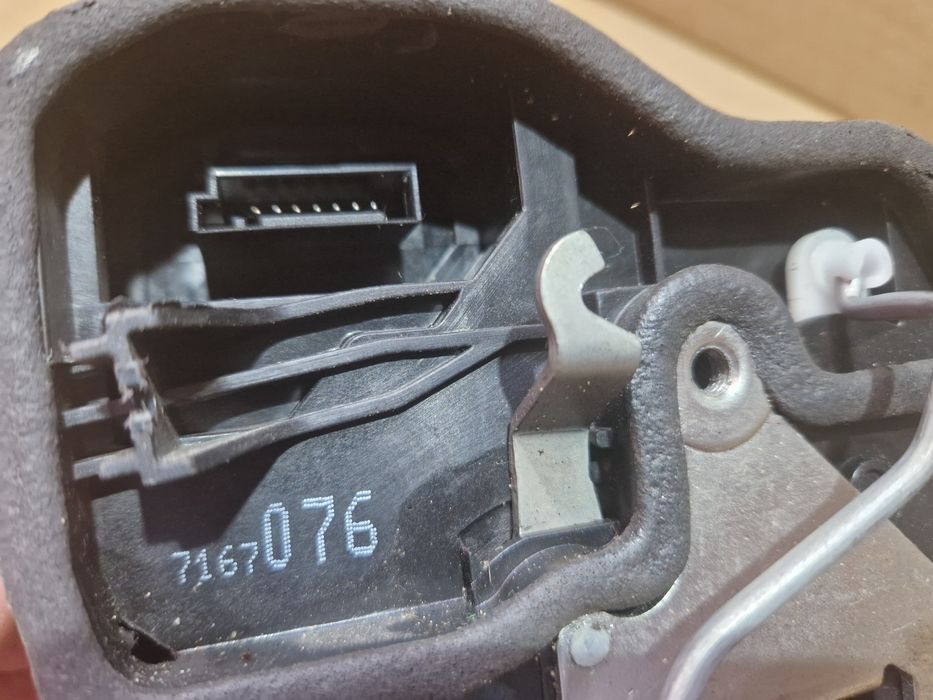 Zamek drzwi prawy tył tylny BMW E60 E61 E87 E90 E91 7 pinów