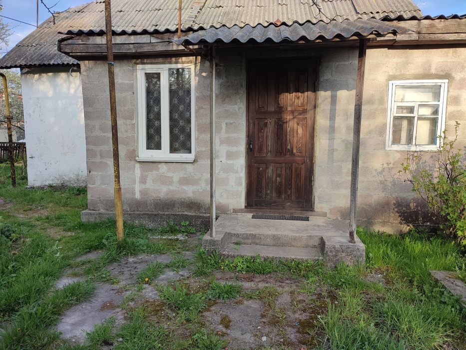 Продам півбудинку з ділянкою