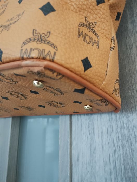 Koniakowa torebka MCM + kosmetyczka