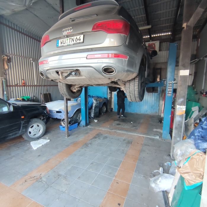 Podnośnik dwukolumnowy hydrauliczny.