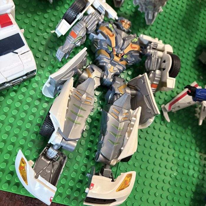 различные фигурки трансформеров из серии фильмов