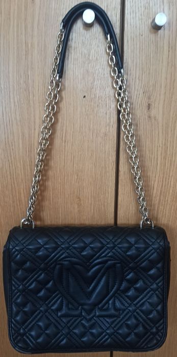 Mala preta Love Moschino, em bom estado de conservação.