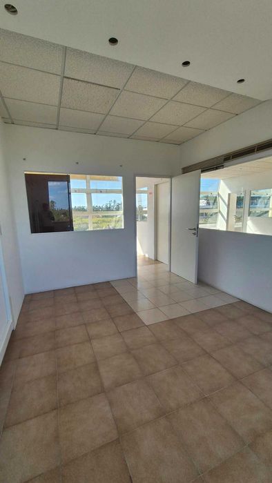 Escritório 200M2 em Meirinhas – Várias Salas, Excelente Luz e Possibilidade de Divisão