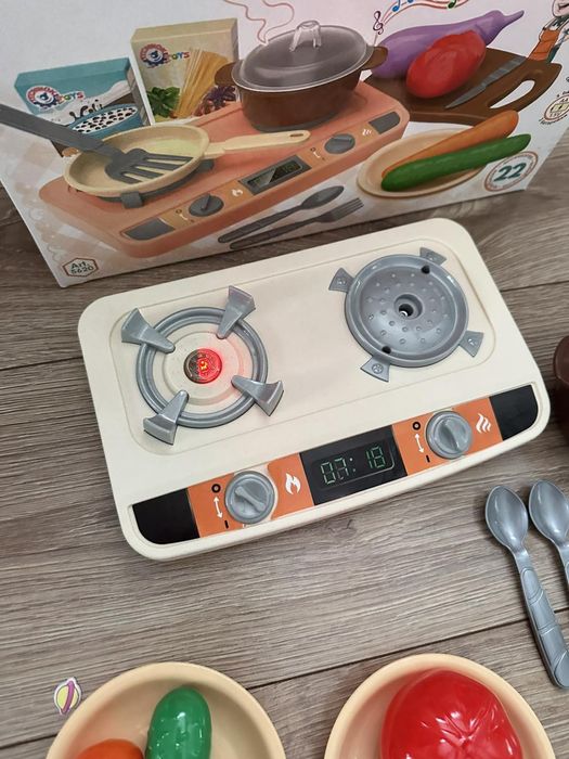 Кухня Технок плита ,набір посуду та овочі