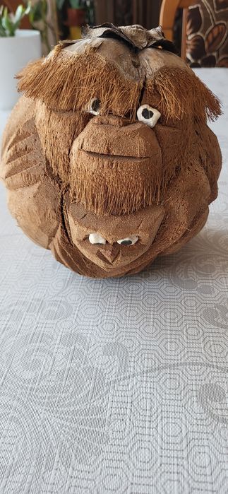 Rzeźba w kokosie małpa