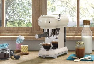 Кавоварка кавомашина Smeg ecf01