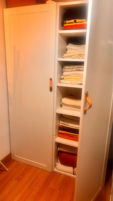 Roupeiro 2 portas com prateleiras