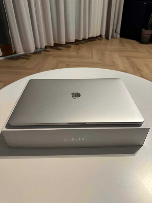 MacBook Pro 15” (2018) – Model A1990