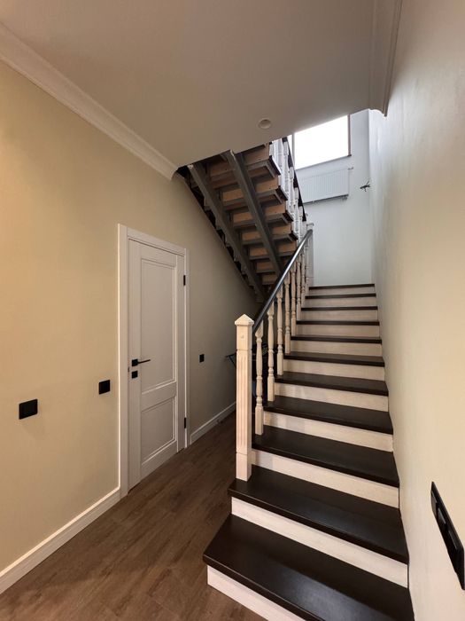 Продам современный  дом 215 м², Павленки, Ньютона, 8,5 соток( код 5704)