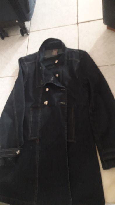 Casacos de mulher e de criança 2 euros cada.