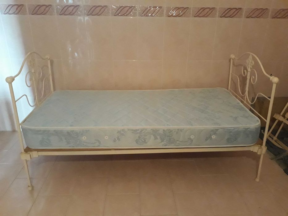 Cama de ferro solteiro