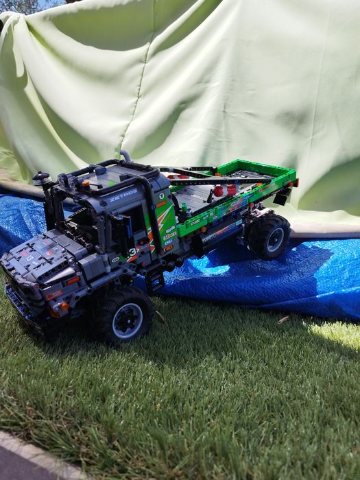 Lego Technic - Camião Mercedes-BENZ Zetros 4X4 ref 42129.